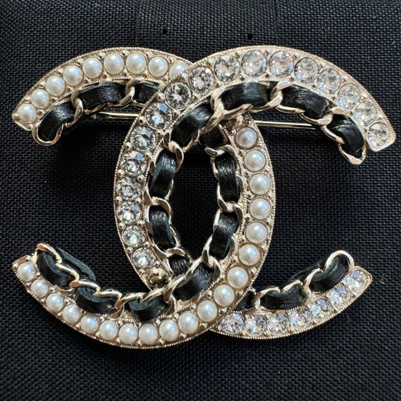 CHANEL 20K CLASSIC GOLD TONE LARGE BIG CC LOGO PEARL CHAIN CRYSTALS BROOCH PIN - Picture 1 of 11